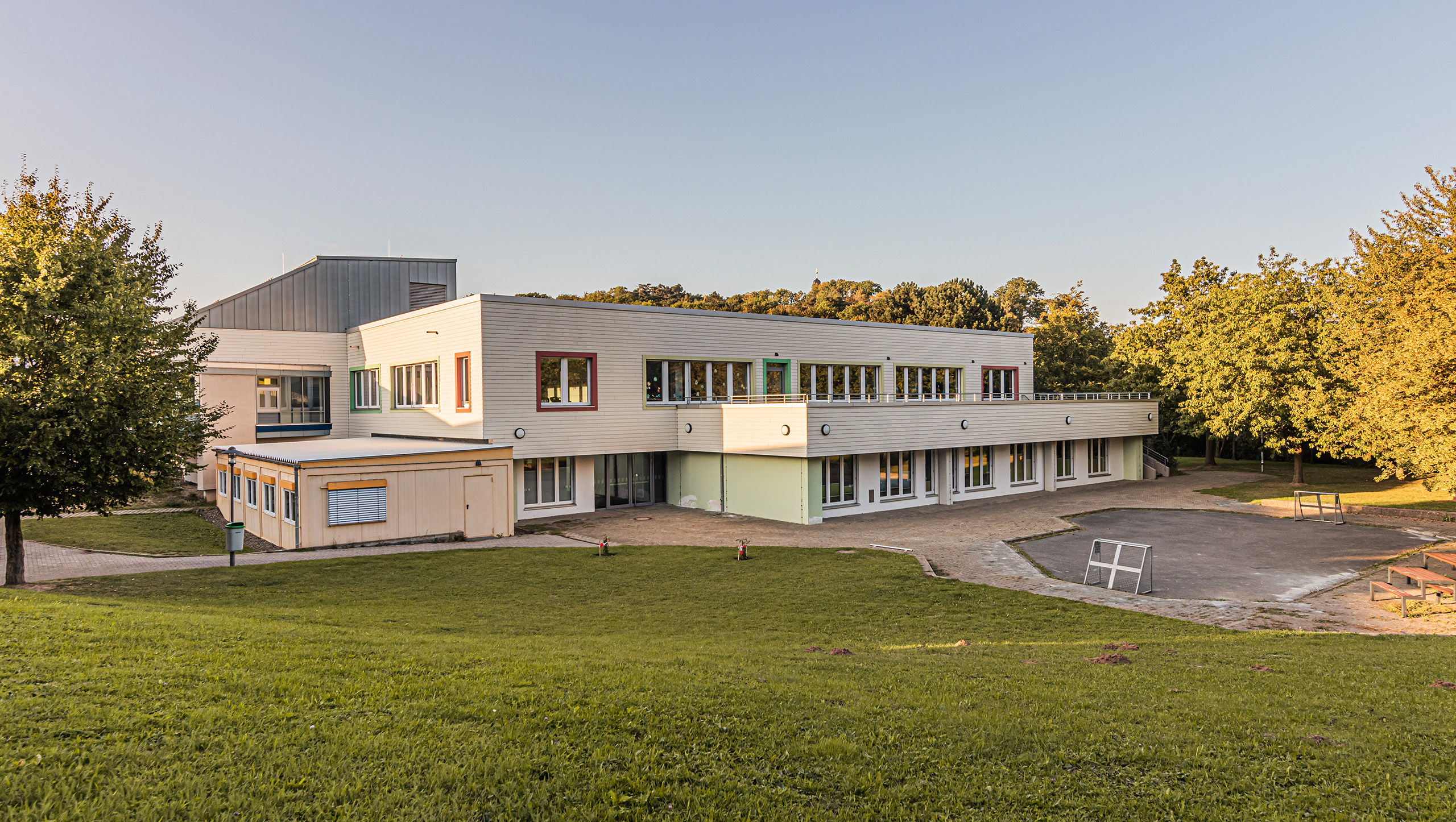 Sanierung von Kommunalbauten durch vorgesetzte Holztafelbauelemente - auch in Hildesheim, Hannover und Braunschweig - Holzbau Schaab